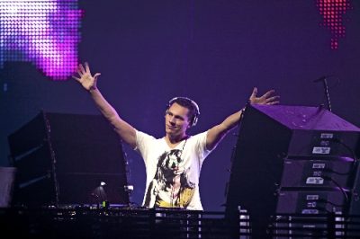 dj tiesto mixing on turntables