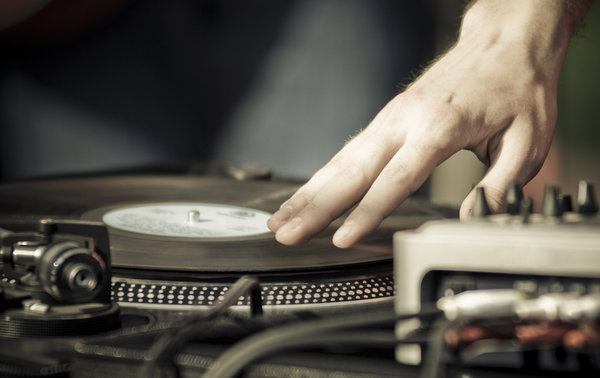 deejaying-and-mixing with vinyl